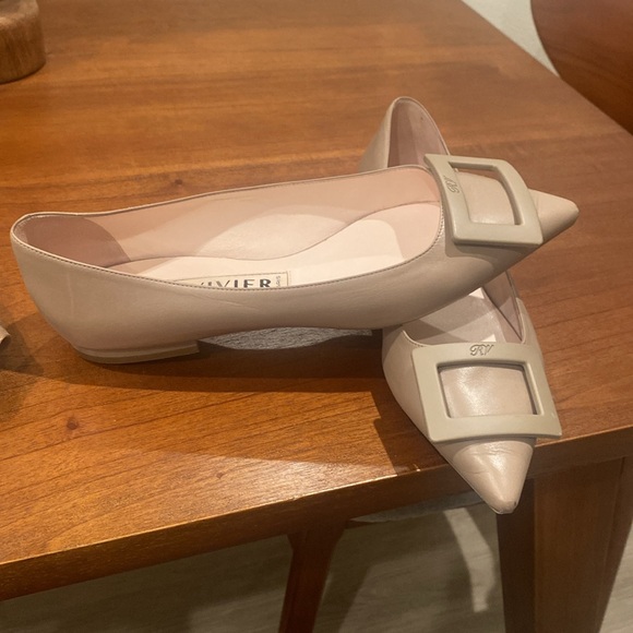 Roger Vivier
Gommettine Leather Buckle Ballerina Flats - Picture 7 of 7